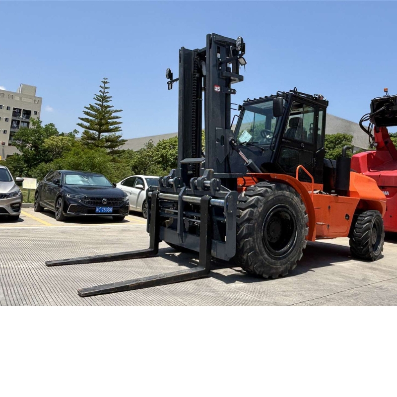 رافعة شوكية للأراضي الوعرة SOCMA 8 أطنان